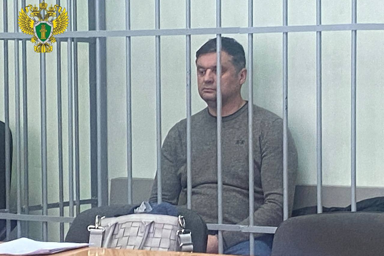 Прокуратура Ленинского района Екатеринбурга утвердила обвинительное заключение по уголовному делу экс директора ЕМУП Гортранс Сергея Нугаева Чиновника обвиняют в получении взятки в крупном размере Ему грозит до 12 лет лишения свободы По версии следствия в августе 2024 года Нугаев заключил с компанией САРС договор на техническое обслуживание автобусов сроком на 3 года Компания выполняла работы в соответствии с условиями договора но оплату не получала в связи с чем со стороны Гортранса возник долг в размере 17 млн рублей В январе 2025 года Нугаев назначил встречу директору САРС входе которой согласился частично погасить задолженность если тот передаст ему лично 160 тысяч рублей В качестве гарантии муниципальное предприятие перевело подрядчику 3 6 млн рублей после этого коммерсант дал взятку директору МУПа прокуратура justmediaru