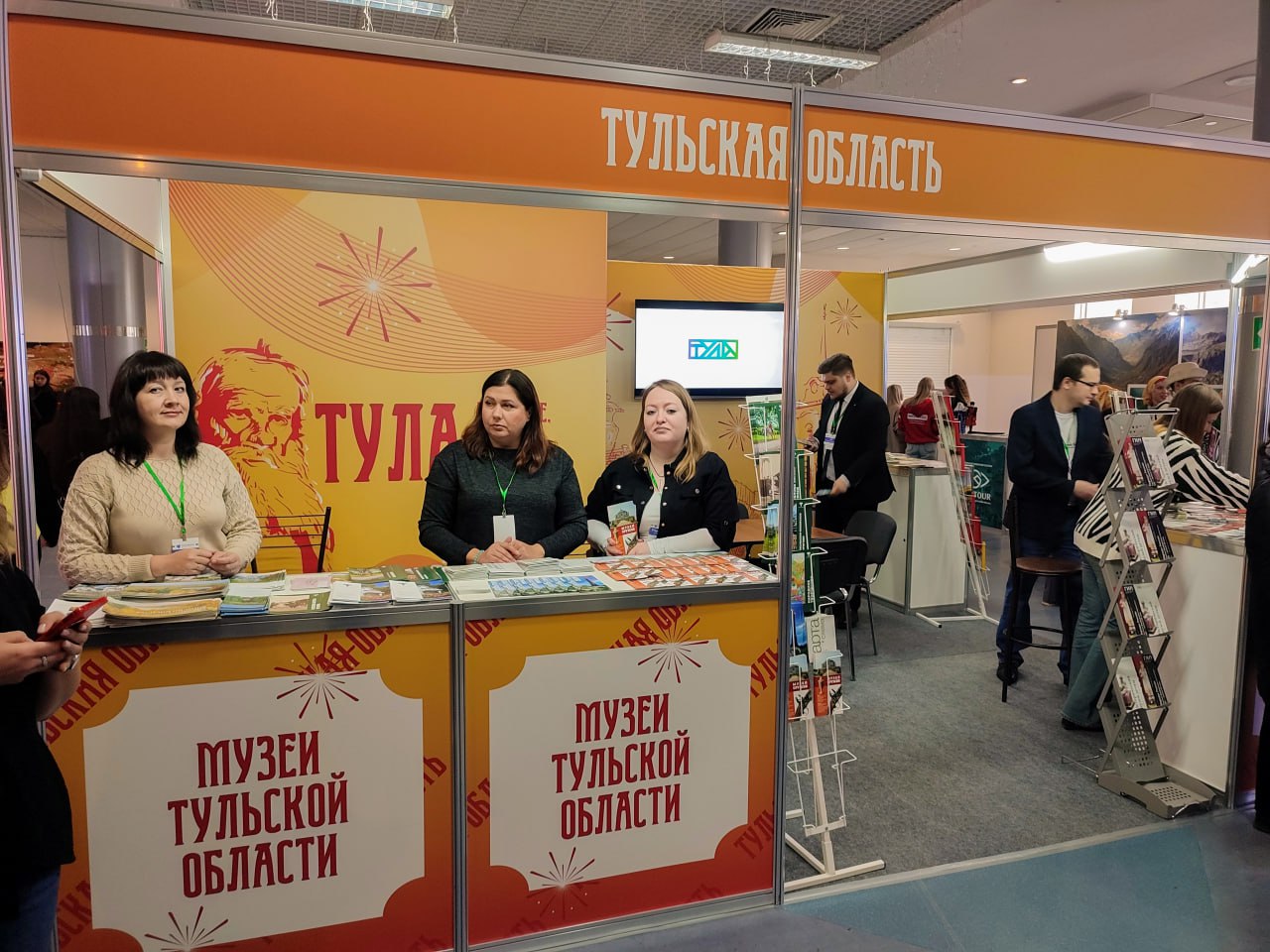 Тула и Урал регион инициирует появление нового туристического маршрута Речь об этом шла на одной из дискуссий во время Международной туристической выставки EXPOTRAVEL 2025 которая проходит сейчас в Екатеринбурге Во время встречи обсуждались роль Демидовых в становлении металлургического и оружейного производства в стране преемственность в работе оборонно промышленных предприятий роль императора Петра I в раскрытии потенциала Тулы и Урала Екатеринбург и Тула связаны тематикой национального туристического Императорского маршрута В будущем может быть разработана его тульская составляющая Она поможет осветить тему развития металлургии от промысла до производства проекты промышленного и экологического туризма По поручению Губернатора особое внимание уделяется разработке уникальных туристических предложений Учитывая историческую связь опыт сотрудничества при создании национальных туристических маршрутов Тульская область инициирует формирование нового межрегионального турпродукта Он обеспечит укрепление духовно нравственных и патриотических ценностей в обществе подчеркнула заместитель министра культуры и туризма Тульской области Елена Мартынова