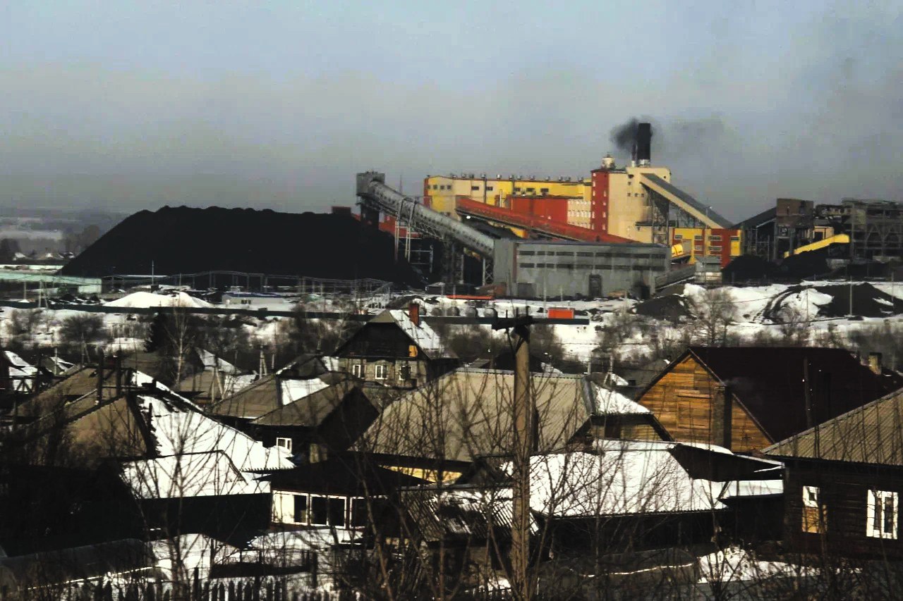 Более 660 семей переселили с подработанных территорий в Кузбассе Все участники программы по переселению жителей с подработанных территорий в Кузбассе в 2025 году переселены заявил председатель правительства региона Андрей Панов В 2025 году в Кузбассе по федеральной программе переселения граждан из ветхого жилья расположенного на подработанных шахтами территориях выделено 3 6 млрд рублей на переселение 666 семей в семи муниципалитетах Все кузбассовцы подходившие под условия действующей до конца 2025 года программы переселены Остались те кто через суд добивается решения о признании права на переселение из ветхого жилья с подработанных угольными шахтами территорий и о предоставлении им социальных выплат Но это сложные случаи по которым в обычном порядке в правовом поле действовать было невозможно заявил Панов ТАСС К подработанным относятся территории которые подвергаются влиянию в результате разработки горных пород под землей Программа расселения жилья с подработанных территорий в Кемеровской области охватывает основные моногорода региона где расположено больше всего угольных предприятий В их числе Анжеро Судженск Киселевск Прокопьевск Осинники и Белово В 2026 году решение о продлении действующей программы по переселению с подработанных территорий принимается на федеральном уровне Подписаться Прислать новость Помочь бустами