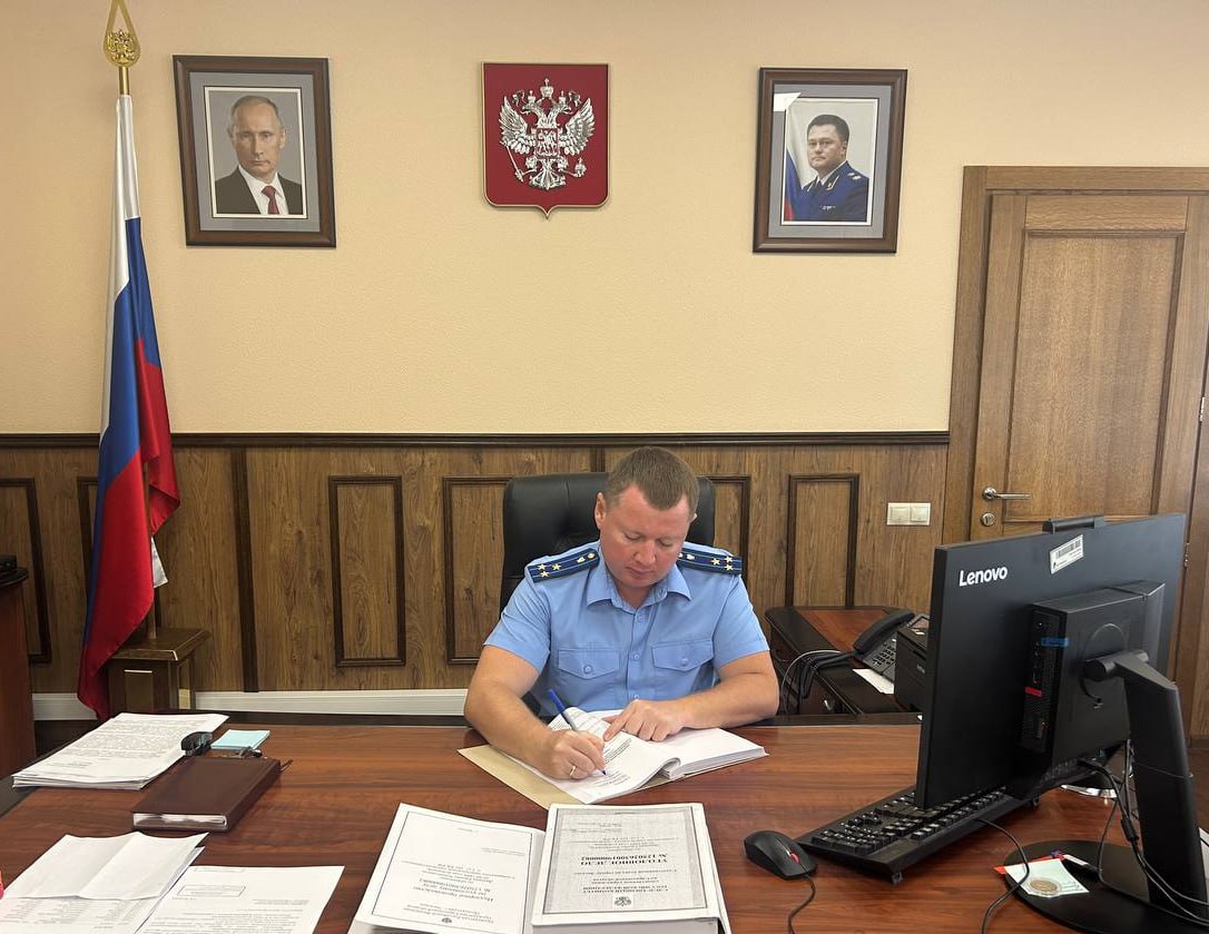 #Дело_в_суд Прокурор г. Энгельса Дмитрий Журавлев утвердил обвинительное заключение в отношении 26-летнего местного жителя. Он обвиняется по ч. 3 ст. 291 УК РФ дача взятки за незаконные действия бездействие . По версии следствия, 14 декабря 2024 г. молодой человек передал 20 тыс. рублей бывшему врачу судебно-медицинскому эксперту Энгельсского БСМЭ за проведение исследования трупа без его фактического вскрытия и скорейшую выдачу для захоронения в отсутствие необходимых документов. Взяткополучатель осужден Энгельсским районным судом. После вручения обвинительного заключения уголовное дело будет направлено в суд для рассмотрения по существу.