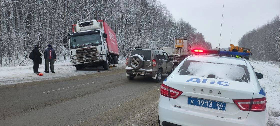 Человек погиб в массовой аварии на 42 м километре трассы Екатеринбург Тюмень Мужчина ехал со стороны Тюмени попытался пойти на обгон выехал на встречку и столкнулся с грузовиком ГИБДД