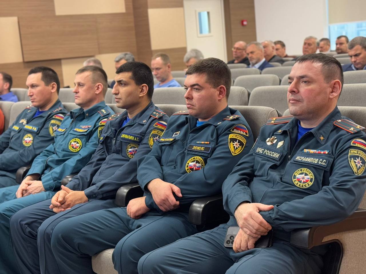 В Новой Москве прошел сбор по подведению итогов деятельности территориального звена МГСЧС в области гражданской обороны, предупреждения и ликвидации чрезвычайных ситуаций, обеспечения пожарной безопасности и безопасности людей на водных объектах в 2024 году и постановка задач на 2025 год.   В префектуре ТиНАО подвели итоги деятельности территориального звена Московской городской системы предупреждения и ликвидации чрезвычайных ситуаций.   Сбор прошел под руководством заместителя Префекта ТиНАО Чиркалина Алексея Анатольевича. В работе сбора приняли участие заместители Префекта ТиНАО, главы управ районов ТиНАО и подведомственные организации Префектуры ТиНАО, УВД по ТиНАО ГУ МВД России по г. Москве, Межрайонный отдел вневедомственной охраны по Троицкому и Новомосковскому АО г. Москвы, первый заместитель начальника Управления по ТиНАО ГУ МЧС России по  г. Москве Габараев Вадим Викторович, заместитель начальника Управления по ТиНАО Департамента ГОЧСиПБ Круглов Александр Александрович, а также дирекция по обслуживанию территории зеленого фонда ТиНАО.   Со вступительным словом на мероприятии выступил заместитель префекта ТиНАО Чиркалин Алексей. Он отметил, что деятельность по защите населения и территорий от чрезвычайных ситуаций, снижению рисков и смягчению последствий от них была эффективной, органы управления сил и средств ГО и территориального звена МГСЧС ТиНАО с возложенными задачами справились и поблагодарил всех присутствовавших за проделанную в 2024 году работу.   С докладом выступил первый заместитель начальника Управления по ТиНАО ГУ МЧС России по г. Москве Габараев Вадим Викторович. В своём выступлении он обозначил, что основные мероприятия в области гражданской обороны, предупреждения и ликвидации чрезвычайных ситуаций, обеспечения безопасности людей на водных объектах выполнены своевременно и в полном объеме. За 2024 год подразделениями пожарной охраны округов была проделана огромная работа, результатом которой стало снижение числа количества пожаров и спасенные жизни людей, главная ценность – это человеческие жизни.    Завершилось подведение итогов церемонией награждения должностных лиц, представителей органов исполнительной власти и организаций по ТиНАО.