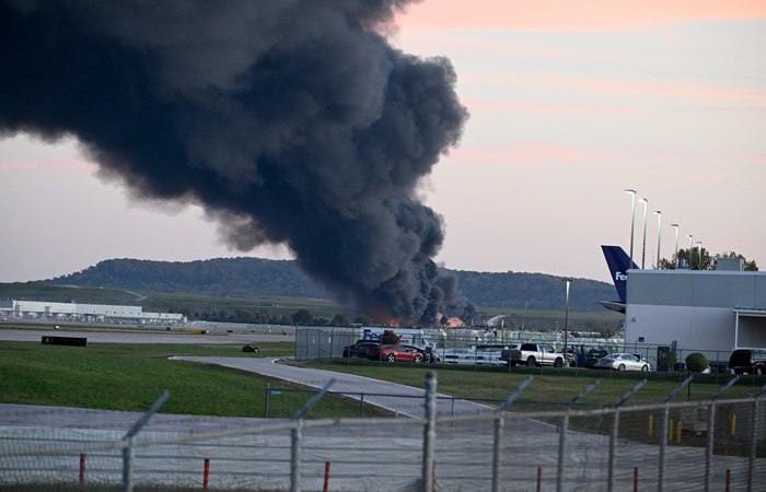 По меньшей мере три человека погибли 11 пострадали в результате крушения самолета компании UPS при взлете в Луисвилле шт Кентукки сообщает NBC News со ссылкой на губернатора штата Фото Stephen Cohen Getty Images interfaxonline