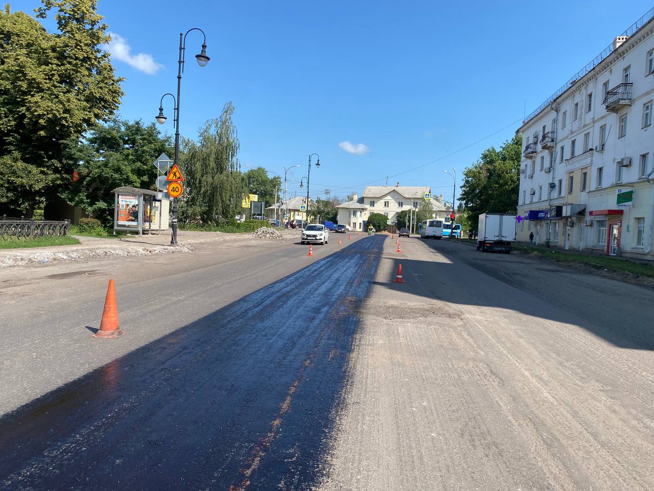 Продолжается дорожный ремонт на улице Карла Маркса, от Пролетарской до Чичканова. Сегодня рабочие приступили к укладке выравнивающего слоя покрытия на этом участке.    Параллельно ведутся работы по фрезерованию старого асфальта от Чичканова до Пензенской. Также дорожники демонтируют здесь бортовой камень и покрытие пешеходных тротуаров.    На этой неделе подрядчик — фирма «Тамбовский асфальт» - планирует начать устройство выравнивающего слоя дорожной одежды на Комсомольской площади. Но прежде рабочие проведут регулировку крышек плавающих люков.    Работы ведутся в соответствии с планом-графиком. Каждый этап ремонта пристально контролируют специалисты Дирекции городских дорог.    Напоминаем водителям транспортных средств на необходимость обращать внимание на дорожные знаки и соблюдать скоростной режим на участках ремонта.