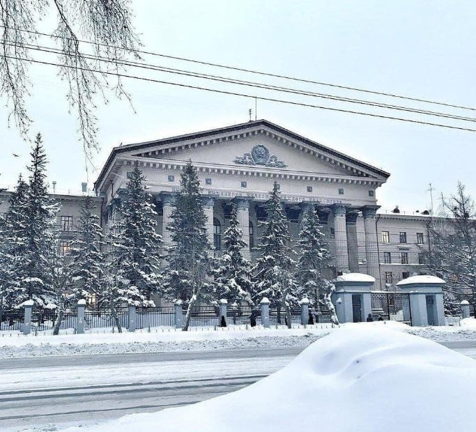 В Новосибирске прокуратура требует признать дипломы СГУПС недействительными  В Заельцовский районный суд обратилась Новосибирская транспортная прокуратура с иском, в котором требует признать дипломы СГУПС  бывший НИИЖТ  недействительными.  В обоснование иска указано, что приговором суда сразу несколько бывших преподавателей СГУПСа признаны виновными в получениях взяток. Они организовали осуществление «консультативных услуг в сфере образования по различным дисциплинам».  — В том числе выполняли контрольные, курсовые работы, рефераты, расчетно-графические работы для студентов за денежное вознаграждение. Между преподавателями вуза были достигнуты договоренности о совершении заведомо незаконных действий, выраженных в проставлении зачетов и положительных оценок на экзаменах по результатам промежуточной аттестации за деньги без фактической проверки качества знаний, — сообщили в районном суде.  В результате незаконных действий преподавателей студентам были выставлены положительные оценки без проверки знаний по предметам. Что, в свою очередь, послужило основанием для допуска студентов к итоговой аттестации и дальнейшей выдачи им диплома о высшем профессиональном образовании.  Указанные обстоятельства являются основанием для признания выданных дипломов недействительными. Количество таких дипломов не сообщается. Судебное разбирательство назначено на март 2025 года.    VN