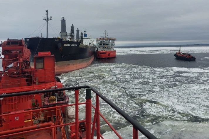 Корабли ОСК на службе: Судно «Спасатель Карев» помогло снять с мели балкер «Меган Принцесс» в Финском заливе  В Финском заливе завершилась операция по спасению севшего на мель балкера «Мегна Принцесс». Работа спасательных судов, которые проводили размыв грунта под аварийным судном, водолазов и спасателей Морспасслужбы позволили оперативно снять судно с мели, на борту которого находилось более 30,3 тыс. тонн груза.  Разлива нефтепродукта в районе проведения аварийно-спасательной операции нет, сообщает Морспасслужба.  Многофункциональное аварийно-спасательное судно «Спасатель Карев» было построено 12 марта 2013 года на Невском судостроительно-судоремонтном заводе ОСК. Судно имеет неограниченный район плавания и усиленный ледовый класс.   «Спасатель Карев» провел множество успешных аварийно-спасательных и буксирных операций, участвовал в операциях по ЛАРН, обеспечивал ледокольные проводки судов.  ОСК