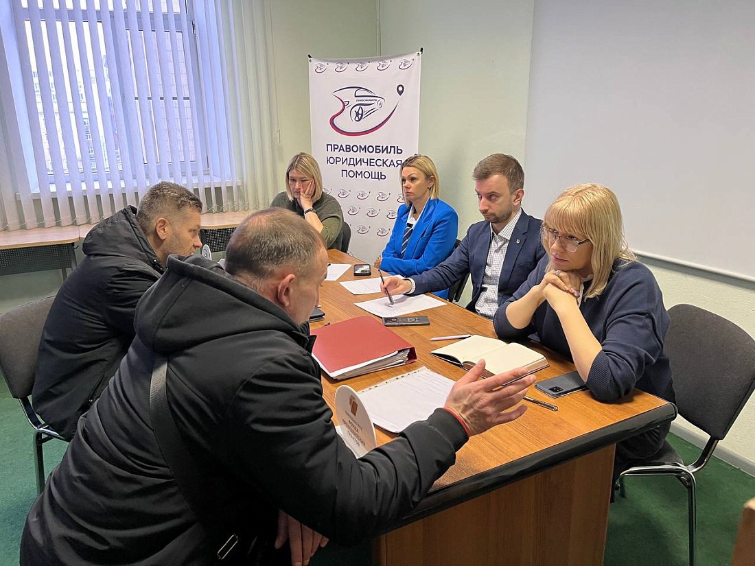 В Курской области продолжается реализация проекта Правомобиль правовая помощь приграничью Куряне могут бесплатно получить профессиональные юридические консультации по широкому кругу вопросов В 2026 году команда проекта была расширена К работе подключились представители Управления Федеральной налоговой службы по Курской области Это связано с тем что вопросы налогообложения всё чаще поднимаются жителями на выездных приёмах Ближайшие консультации для курян пройдут 23 января в 11 00 в пункте временного размещения на базе лагеря Олимпиец по адресу Курск улица Парк Солянка 14 Следующий приём запланирован на 30 января в 11 00 в ПВР по адресу Курск Льговский поворот 5 Кроме того специалисты Правомобиля продолжают консультировать жителей по вопросам получения жилищных сертификатов на площадке Дирекции по жилищным субсидиям Приёмы проходят по понедельникам и четвергам с 10 00 до 16 00 Бесплатную помощь также можно получить по телефону горячей линии 8 800 101 66 46 и через чат бот КСВО Право Курская Telega Прислать новость