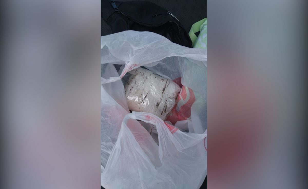 У супругов из Воронежской области обнаружили в машине полкило синтетических наркотиков Полицейские остановили на трассе автомобиль, в спинке кресла которого был спрятан сверток с 490 граммами синтетического наркотика 4-СМС аналог мефедрона . Как выяснили силовики, 25-летние супруги занимались фасовкой наркотиков и дальнейшей их продажей в интернете. При этом девушка имела и официальный заработок — в свободное от продажи синтетических наркотиков время она работала тренером, видимо, помогая укреплять физическое здоровье людей. Супруг же оказался безработным. ↗ Прислать новость Подписаться