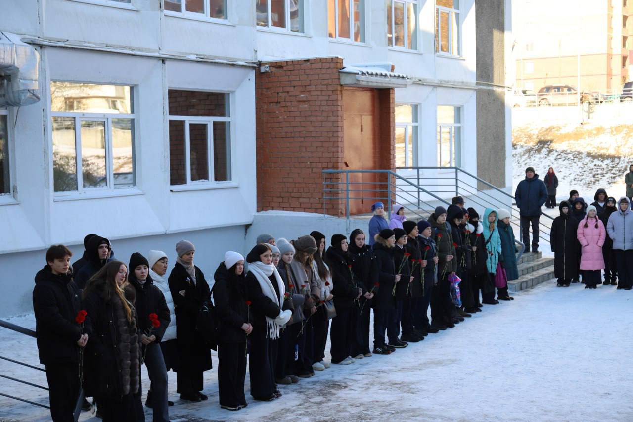 Мемориальный баннер бойцу СВО Денису Меренкову открыли в иркутской школе 57 Мероприятие прошло под девизом Во имя жизни В нем участвовали ученики педагоги родные и близкие погибшего в зоне специальной военной операции бойца а также ветераны представители общественности Денис был примером для своих товарищей Он навсегда останется в наших сердцах как символ мужества долга и истинного патриотизма Мы обязаны хранить память о его подвиге и воспитывать на его примере новые поколения отметил исполняющий обязанности директора школы Зорикто Ринчинов Установка баннера это не только дань уважения конкретному герою но и важный воспитательный шаг который связывает прошлое с настоящим напоминая молодежи о цене которую заплатили их предшественники за мирное небо над головой Денис Меренков родился в Иркутске 27 декабря 2003 года После окончания школы 57 стал студентом Педагогического института ИГУ по специальности Учитель истории и обществознания Однако после получения повестки принял решение исполнить гражданский долг перед Родиной С ноября 2022 го проходил службу в Хабаровске Там выучился на механика водителя и с 2024 года служил в 1 м мотострелковом батальоне войсковой части где проявил себя дисциплинированным ответственным и целеустремленным военнослужащим Погиб 12 августа 2025 года Он навсегда останется в нашей памяти не только как смелый и отважный воин но и как верный друг товарищ человек стремящийся к знаниям и мечтавший посвятить себя благородному делу воспитанию подрастающего поколения вспоминали его одноклассники и учителя Церемония открытия баннера завершилась минутой молчания