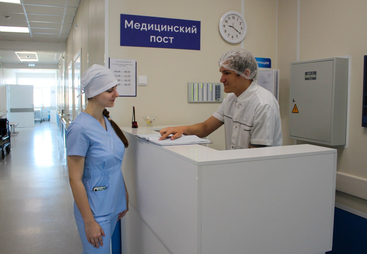 600 будущих врачей, медсестер и медбратьев приобретают опыт в ЦГКБ Великого Новгорода Клиника №1 городской больницы служит учебной базой для Института медицинского образования НовГУ. С мая по июль здесь проходит производственная, преддипломная и дипломная практика студентов. В оториноларингологическом отделении студент второго курса Новгородского государственного университета по специальности «Лечебное дело» Даниил Меньшиков поделился, что любовь к биологии и химии привела его в медицинскую сферу. Он станет врачом-оториноларингологом. Первокурсница Анастасия Зорина, ранее представляла себя военным врачом, специалистом медицины катастроф или фельдшером скорой помощи, но судьба привела ее в оториноларингологию. Девушка станет ЛОР-врачом.