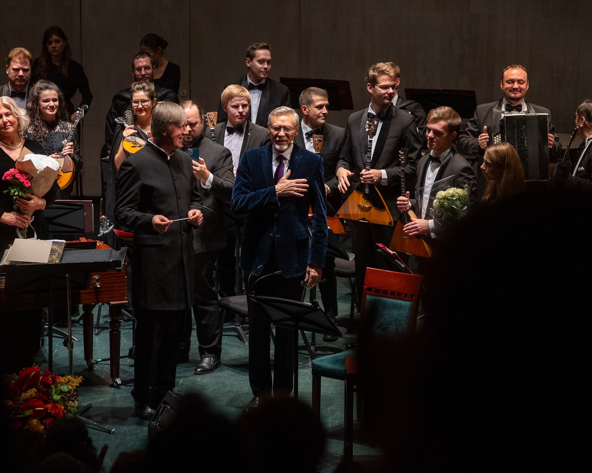 Метель в прочтении Александра Михайлова Всенародно любимый актер театра и кино Александр Михайлов представит знаменитую повесть Александра Пушкина Метель 18 ноября Действие будет разворачиваться под звуки Оркестра русских народных инструментов имени Н Н Некрасова под управлением Евгения Волчкова В концерте примут участие солистка театра Геликон опера Валентина Правдина сопрано солист Музыкального театра имени Станиславского и Немировича Данченко Михаил Басенко тенор а также балалаечник виртуоз Дмитрий Ибрагимов Событие можно посетить по Пушкинской карте