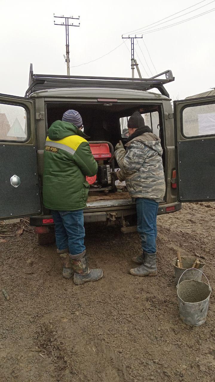 Ремонт систем водоснабжения в Беловодске идет с использованием техники от региона-шефа  В Беловодском муниципальном округе ЛНР ведется плановый ремонт систем водоснабжения. Работы ведутся с использованием техники, предоставленной шеф-регионом Новосибирской областью.  "Переданный в декабре 2024 года УАЗ отлично справляется с поставленными перед коммунальщиками задачами. На фото показано устранение аварии на водопроводе в пгт Беловодск", - отмечают представители МУП РЭП и благодарят за технику.  Новосибирская область поддерживает развитие коммунальной отрасли и ЖКХ в Беловодском муниципальном округе ЛНР. Благоустройством территорий, вывозом ТКО, обслуживанием систем тепло- и водоснабжения занимаются более 100 человек. С обеспечением сотрудников всем необходимым для работы помогает регион-шеф.