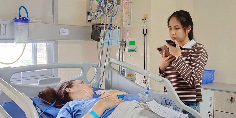 Друг пострадавшей в Таиланде белоруски сообщил что переливание крови состоялось Дмитрий переслал нам сообщение от консульства видимо его представители получают информацию напрямую из больницы Приводим его перевод Состояние пациента остается таким же как и вчера Вчера донор сдал 3 пакета крови Врач перелил пациентке 2 пакета и анализ крови улучшился Однако операция все еще невозможна состояние пациента необходимо стабилизировать и необходимо запастись кровью Больница уже запросила кровь из банка крови Таиланда и срок ожидания составит одну неделю Нам также поступил комментарий от посольства Беларуси во Вьетнаме там по прежнему внимательно следят за ситуацией