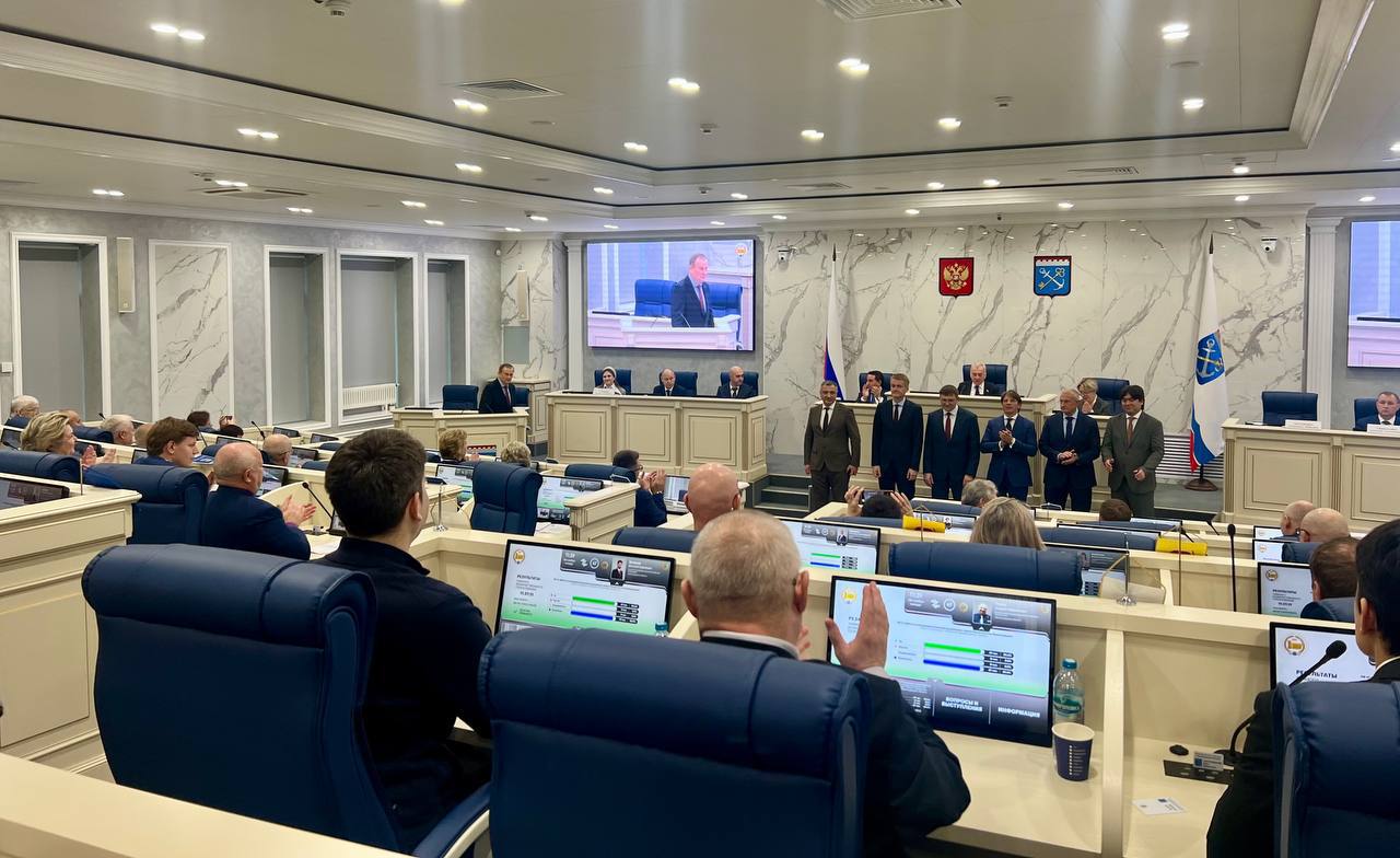 Александр Дрозденко представил обновлённый состав правительства Ленинградской области на 72 ом внеочередном заседании Законодательного собрания Парламент поддержал кандидатуры 1 Марков Роман Иванович первый вице губернатор председатель комитета финансов 2 Кялин Александр Сергеевич вице губернатор по социальным вопросам 3 Малащенко Олег Михайлович вице губернатор председатель комитета по агропромышленному и рыбохозяйственному комплексу 4 Мищеряков Егор Сергеевич вице губернатор председатель комитета экономического развития и инвестиционной деятельности 5 Седов Денис Станиславович вице губернатор по вопросам транспорта и ТЭК 6 Барановский Евгений Петрович вице губернатор по вопросам строительного комплекса и ЖКХ 7 Цой Владимир Олегович вице губернатор председатель комитета по сохранению культурного наследия Это команда которой предстоит работать в современных условиях политической и экономической турбулентности Мы должны добиваться результатов по выполнению национальных проектов региональных программ и самое главное работать над задачей по народосбережению и повышению качества жизни ленинградцев Команда должна периодически обновляться это процесс эволюции отметил глава региона