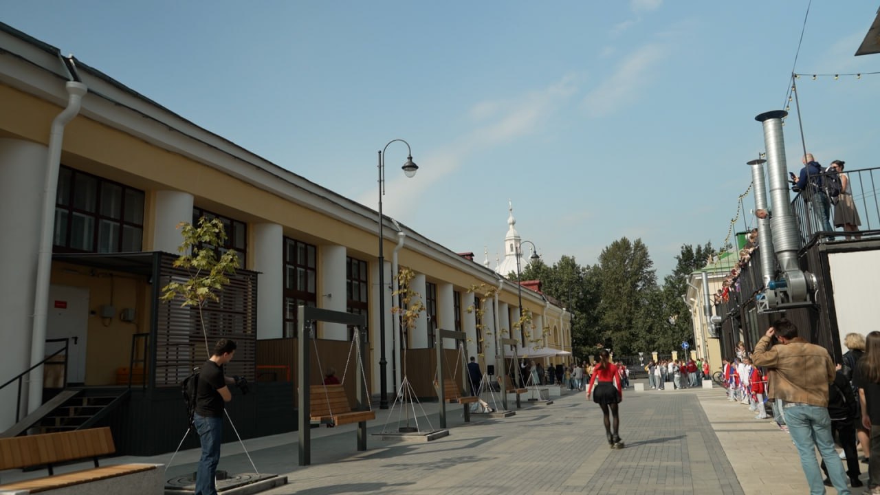 В Волжском переулке открыли новое общественное пространство У Василеостровского рынка создали пешеходные дорожки и высадили клены Здесь также установили детские качели скамейки и урны Новое общественное пространство стало своеобразным продолжением Андреевского бульвара Фото скриншот с видео Город Подпишись на Город