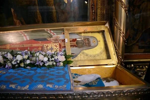 В Ульяновск привезут ковчег с мощами святителя Тихона. В ночь с 26 на 27 июня в Спасо-Вознесенском кафедральном соборе встретят святыню. Ночную службу проведёт митрополит Симбирский и Новоспасский Лонгин. Верующие смогут прийти в храм в любое время — он будет открыт всю ночь. Святыня останется в соборе два дня — 27 и 28 июня. Всё это время у ковчега будут проходить молебны. Подписаться Прислать новость