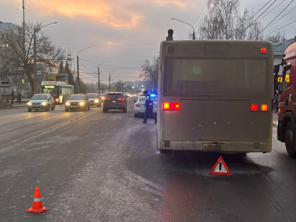 Во Владимире водитель автобуса врезался в легковушку    На Большой Нижегородской столкнулись городской автобус и легковой автомобиль. Подробнее - в нашем материале.  ↗  Прислать новость   Подписаться