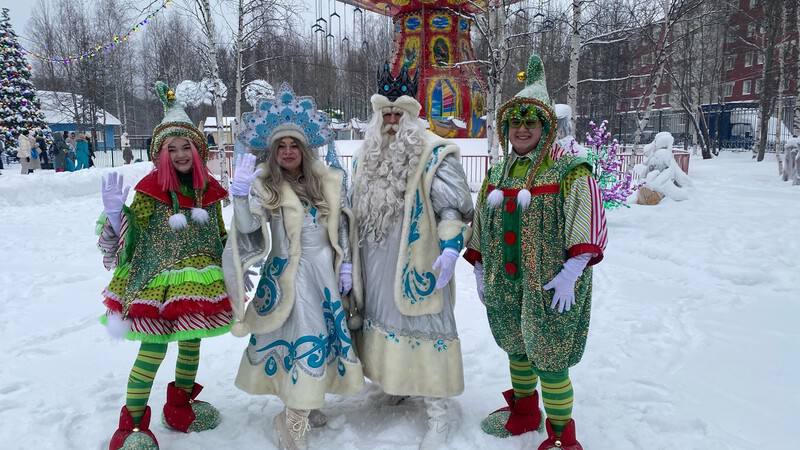 В Городском парке Сургута в новогодние каникулы детей ждет игровая программа  В Городском парке Сургута на проспекте Набережный в новогодние каникулы детей всех возрастов ждет игровая программа «Новогодние покатушки». Сказочные герои будут развлекать ребят 2,3,4 и 5 января, начало в 13:00. Вход бесплатный.  «Игровая программа проходит на свежем воздухе, — рассказали журналисту СургутИнформ-ТВ в пресс-службе учреждения. — Юных посетителей ждут подвижные игры, песенные конкурсы, эстафеты на тюбингах и ледянках, метание снежками по мишеням, а также самая веселая новогодняя полоса препятствий со сказочными героями!»  В целом же Городской парк в праздничные дни будет работать по следующему графику:  29, 30 декабря с 10:00 до 20:00; 31 декабря с 10:00 до 15:00; 1 января с 14:00 до 20:00; 2 — 8 января с 10:00 до 20:00.  Все эти дни для посетителей будет работать прокат коньков, каток, горка и зимний аттракцион «Тюбинг- кросс». ________ Sitv.ru