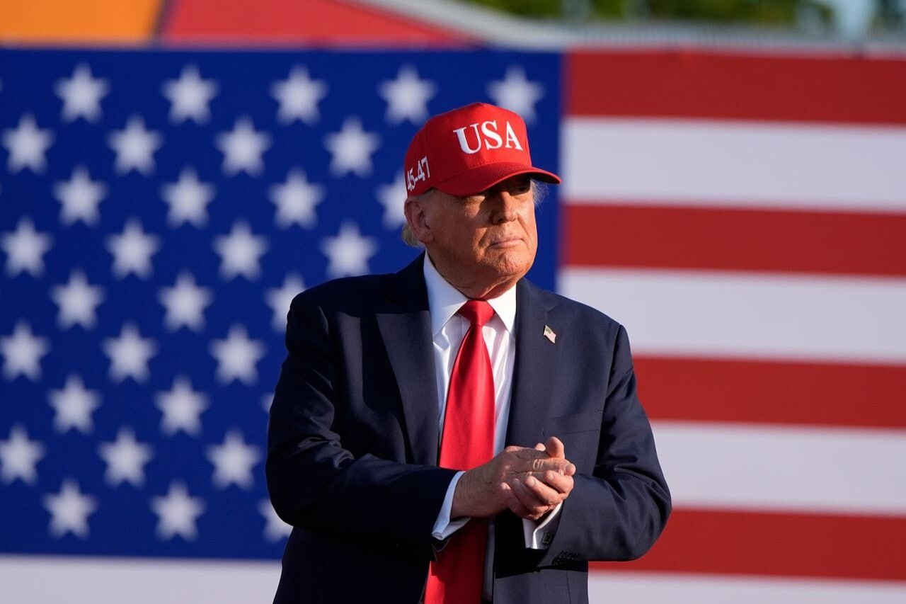 Президент США Дональд Трамп заявил, что готов участвовать в переговорах между Вашингтоном и Тегераном в случае необходимости. Он сказал об этом журналистам на военной базе Эндрюс в Мэриленде. Видеозапись беседы распространил LiveNOW from FOX. По словам главы Белого дома, Иран хочет начать с ним диалог. Он отметил, что США не стремятся навредить Ирану. По словам Трампа, в результате конфликта истощены силы как Израиля, так и Ирана. Хотя, по мнению Трампа, больше пострадал Иран. “Я имею в виду, я знаю, что они Иран хотят встретиться, и, если это необходимо, я сделаю это”, - сказал Трамп. Он добавил, что в переговорах с Ираном участвует его спецпредставитель Стив Уиткофф, который проделал “колоссальную работу”.