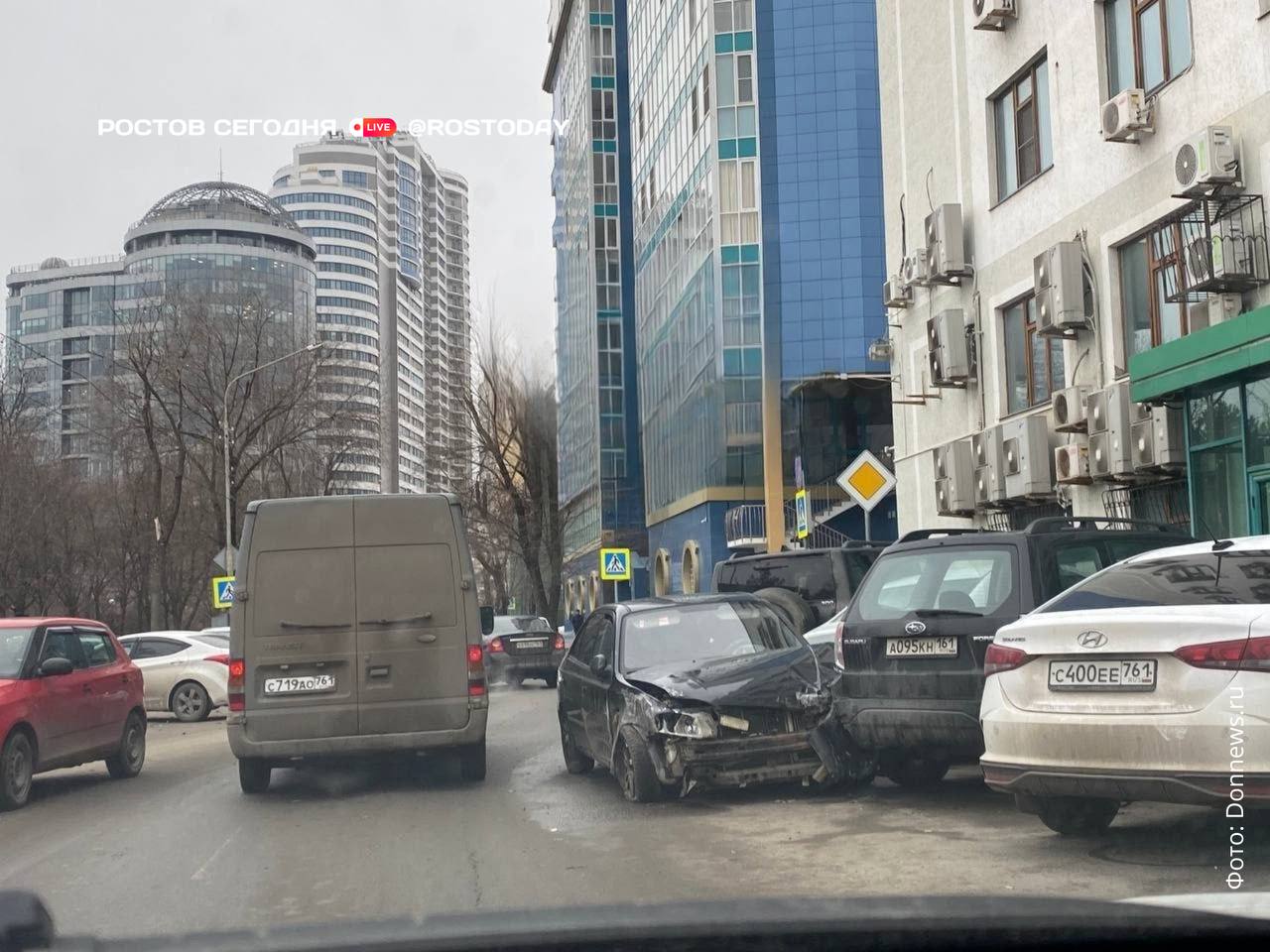 ДТП на Береговой в Ростове: столкнулись шесть машин.  Водитель Subaru потерял управление, снес опору ЛЭП, задел несколько автомобилей, включая припаркованные, и остановился.   По данным ГИБДД, мужчина погиб на месте.    Это Ростов, подпишись