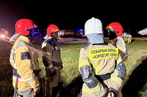 В аэропорту Сочи прошли масштабные учения В аэропорту Сочи прошли масштабные учения Об этом AVIA RU сообщили в пресс службе Международного аэропорта Сочи Сигнал Тревога Самолет с 552 пассажирами и 15 членами экипажа на борту совершает аварийную посадку но это лишь легенда учений которые прошли сегодня ночью Более 100 человек и 28 единиц техники спасатели аэропорта МЧС Кубань СПАС Скорая Помощь Южный конно кинологический спасательный центр МЧС России и другие взаимодействующие структуры действовали быстро и слаженно рассказали в пресс службе воздушной гавани Накануне команда спасателей аэропорта Сочи заняла 1 е место на всероссийских соревнованиях по пожарно спасательному спорту aviaru net n287842