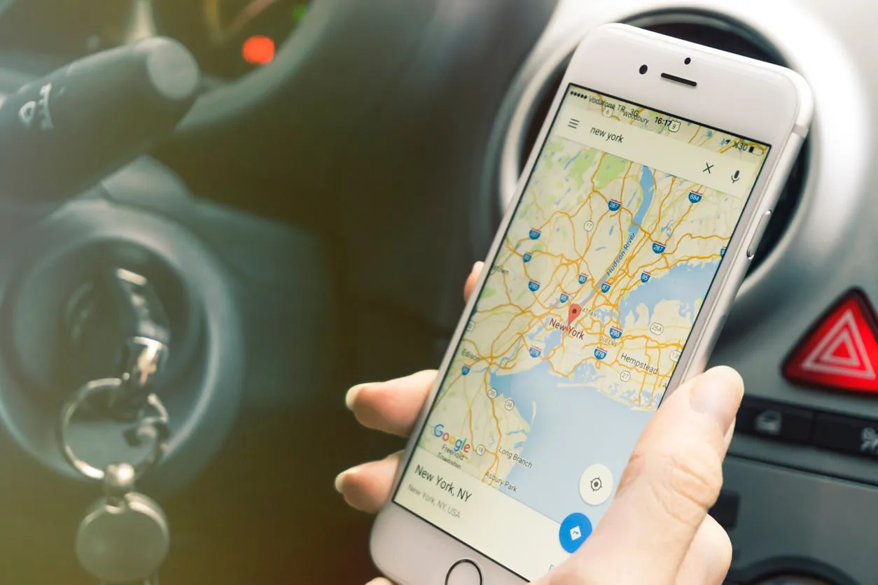 Тим Кук назвал запуск Apple Maps на iPhone в 2012 году первой большой ошибкой на своем посту Приложение не работало должным образом в большинстве стран мира и рекомендовало пользователям неверные маршруты Оно значительно уступало по удобству сервису от Google Из за неудачного запуска уволили одного из руководителей Apple Среди успехов компании Кук особенно отметил Apple Watch По его словам пользователи часто пишут ему что умные часы от компании спасли им жизни так как в них есть множество функций поддерживающих здоровье Больше новостей в Daily News VK