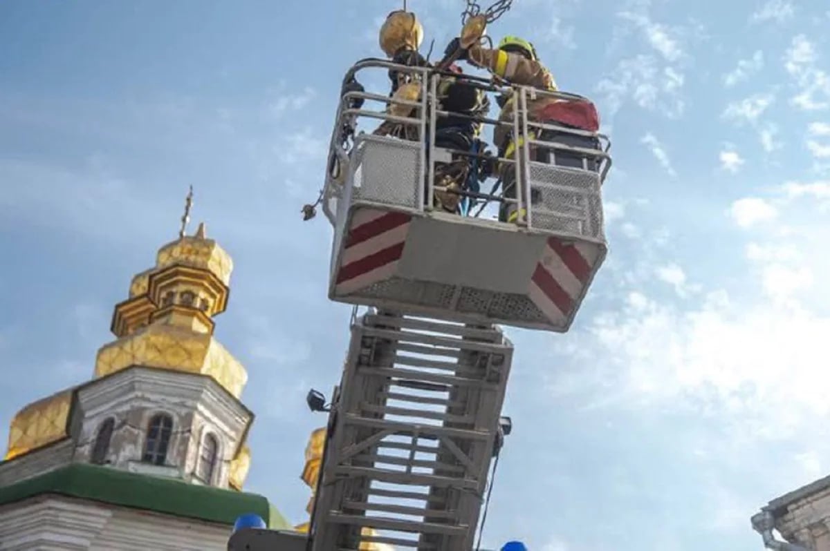 Креста на них нет. В Киево-Печерской лавре символично упало распятие  В Киево-Печерской лавре получил повреждения один из крестов на куполе церкви. Как уточнили в ГСЧС Украины, спасатели провели операцию по демонтажу завалившегося креста над Церковью Всех Святых, и операция прошла успешно.  Данному событию можно было не предавать особого значения, списав все на стихию. Однако украинские СМИ поголовно напоминают, что незадолго до начала СВО упал крест Софийского собора Киево-Печерской лавры. Трактовка «повторения пройденного» у украинцев разная, но есть общая черта — все убеждены, что ничего хорошего Незалежную не ждет.  Крест, упавший с купола, не так уж сложно вернуть на место. Но даже сотня поставленных крестов не вернет Украине то, что она утратила. И речь не о территориях.   Фото: соцсети