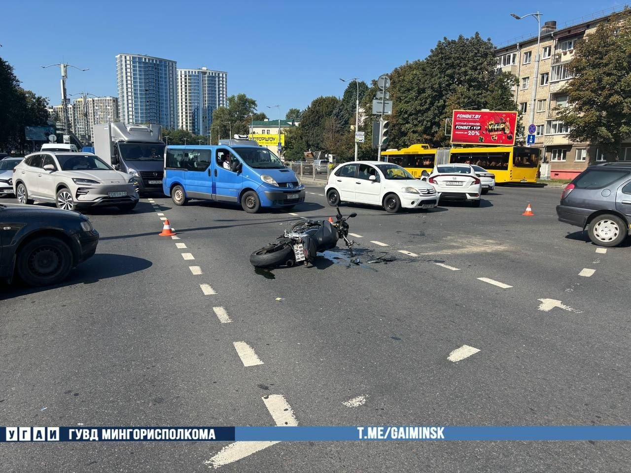 На пересечении ул. Аэродромной и Чкалова случилось ДТП с участием мотоциклиста.  Учитывайте данную информацию при выборе маршрута.  Фото: ГАИ  «Минск-Новости» MINSKNEWS.BY Telegram Viber FB  VK Inst TikTok  YouTube