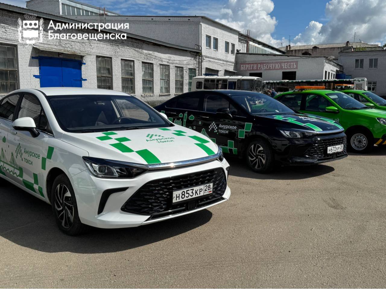 Такси и автобусы переводят на газ в Благовещенске Весь автопарк Автоколонны переведут на газомоторное топливо до 2030 года Планируется строительство газовой заправки В Благовещенске продолжается перевод общественного транспорта на газомоторное топливо Как рассказали в пресс службе городской администрации на дорогах областного центра уже курсируют 25 автомобилей такси работающих на газе В ближайшее время приобретут еще 25 машин которые до мая переоборудуют под газ В 2026 году планируется закупка дополнительных 25 машин в рамках поручения губернатора Обновляется и автобусный парк в 2026 году в город поступят 24 новых газовых автобуса в 2027 еще 27 Планируется полностью перевести автопарк Автоколонны на газ к 2030 году Обновление автопарка благоприятно скажется на экологической ситуации в городе и повысит комфорт поездок подчеркнули в администрации Благовещенска Для обеспечения транспорта газомоторным топливом в городе используется передвижная газовая заправка Планируется также установить стационарную автомобильную заправочную станцию которая будет подключена к газопроводу Фото предоставлено администрацией Благовещенска ТЕЛЕПОРТ РФ здесь все об Амурской области Мы в МАХ Написать нам