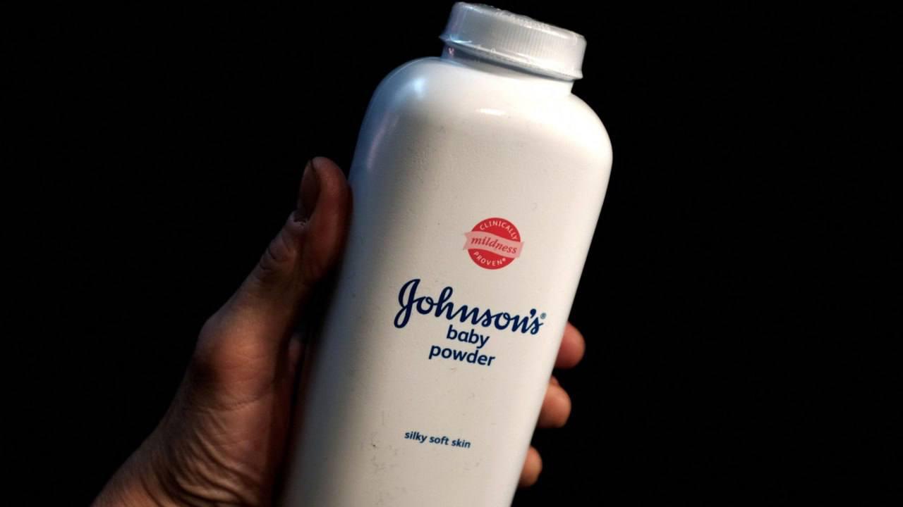 В Британии более 3000 человек подали коллективный иск против Johnson Johnson утверждая что их рак яичников и мезотелиома были вызваны использованием детской присыпки загрязнённой асбестом Это очень масштабный репутационный кризис Иск поданный юридической фирмой KP Law в Высокий суд Лондона обвиняет компанию в том что она десятилетиями скрывала риски и продолжала продавать тальк несмотря на внутренние данные о его возможной опасности Johnson Johnson отвергает обвинения заявляя что её продукция не содержит асбеста и не вызывает рак а после 2023 года полностью перешла на детскую присыпку на основе кукурузного крахмала Компания также столкнулась с десятками тысяч аналогичных исков в США включая недавнее решение суда о выплате 966 млн семье женщины умершей от мезотелиомы рынки Постмаркетинг Подпишись ибо грядет