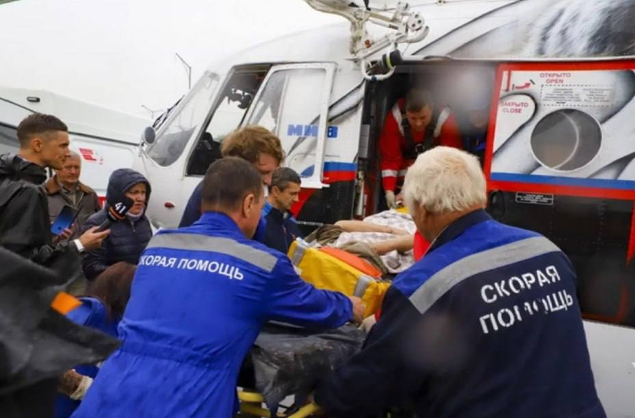 Туриста срочно эвакуировали вертолётом на Камчатке. 29 июня в Налычевском парке у одного из пяти зарегистрированных туристов резко ухудшилось самочувствие. Группа оперативно вызвала помощь по номеру 112. Спасатели совместно с медиками оперативно эвакуировали пострадавшего вертолётом. Подписаться Предложка Чат