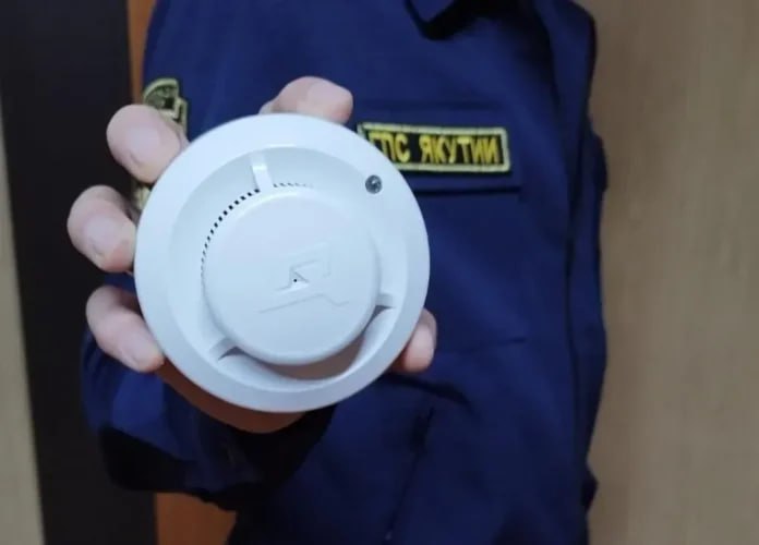 3 333 АДПИ установили в домах якутян с начала года 3 333 автономных дымовых пожарных извещателя установили в домах жителей Якутии в рамках социальной акции Предупреди пожар установи АДПИ с начала года На сегодня акция охватила 2 774 семьи Подробнее читайте по ссылке Фото sakha gov ru yk24 ru в MAX Telegram ВК VK Видео