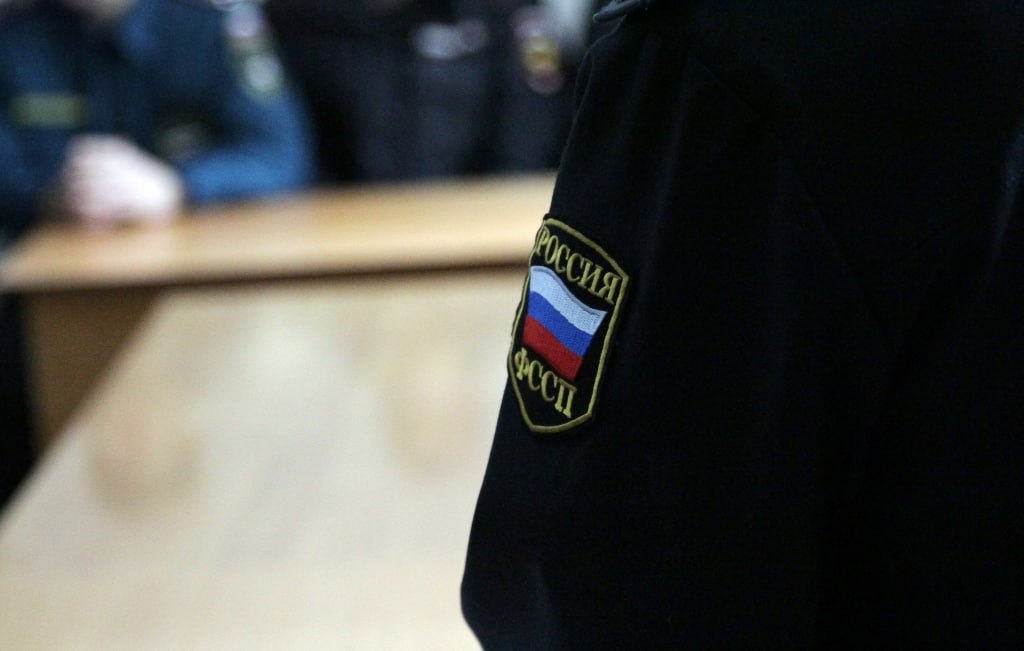 Судебный пристав подозревается в коррупции в Новосибирской области Уголовные дела возбуждены в отношении судебного пристава-исполнителя в Искитимском районе Новосибирской области. Женщине вменяют получение взятки и превышение полномочий. Также под следствием оказался посредник в получении взятки. «Установлено, что в период с июля 2023 по ноябрь 2024 года судебный пристав-исполнитель, действуя из корыстной и иной личной заинтересованности, незаконно прекратила три исполнительных производства, а также получила от посредника денежные средства в размере 50 тыс. рублей за совершение ею незаконных действий», — сообщили в прокуратуре региона. Уголовное дело возбуждено по материалам УФСБ России. Фото: r54.fssp.gov.ru Подписаться Прислать новость Помочь бустам
