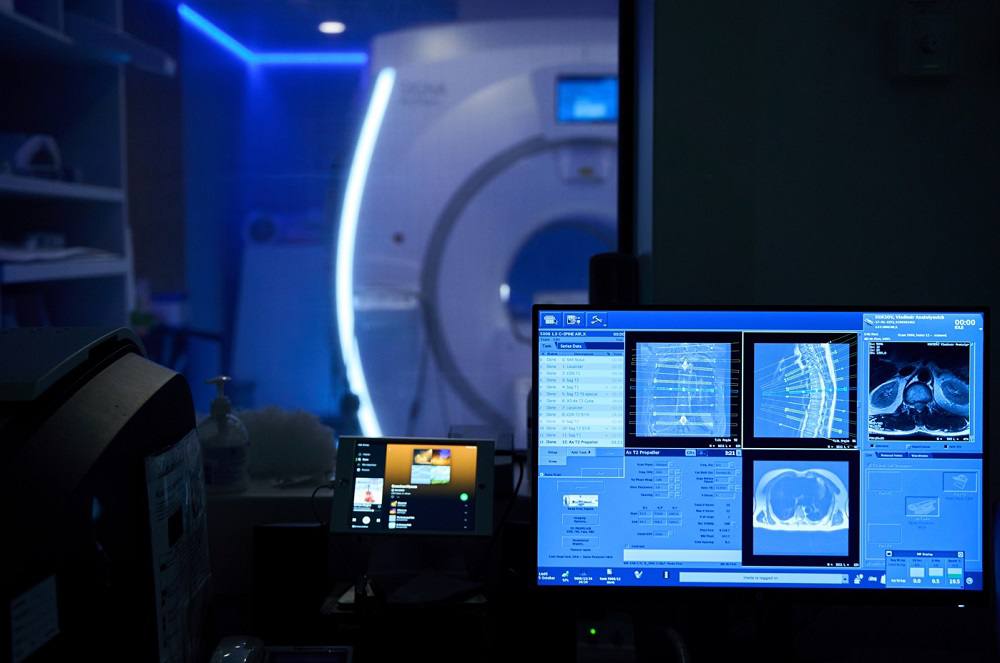 Москвичи стали чаще лечиться ночью так выходит дешевле сообщает База Частные клиники в столице предлагают скидки в ночные часы чтобы оборудование не простаивало и отмечают рост числа таких обращений Чаще всего пациенты записываются на плановые обследования КТ и МРТ