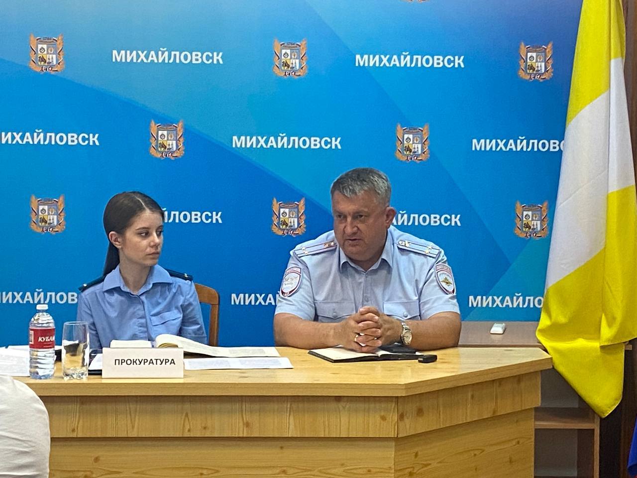В Михайловске обсудили безопасность детей на дорогах Представители ГИБДД, соцзащиты, образования и молодежной политики Шпаковского округа собрались на рабочее совещание по профилактике детского травматизма в ДТП. Разобрали статистику аварий с участием детей, нарушения ПДД на электросамокатах и питбайках, а также способы повышения дорожной грамотности. Договорились о встречах с продавцами мототехники и профилактических беседах с подростками-нарушителями и их родителями. Главная цель – сделать дороги безопаснее для детей.