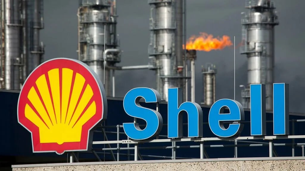 Компания Shell Plc сообщила о резком падении прибыли в четвертом квартале не оправдав ожиданий поскольку снижение цен на нефть слабые показатели торговли нефтью и проблемы в химическом бизнесе негативно сказались на прибыли SHEL Крупнейшая европейская нефтяная компания сообщила о скорректированной чистой прибыли в размере 3 26 млрд долларов за квартал что на 11 меньше чем годом ранее и ниже средней оценки аналитиков в 3 51 млрд долларов Shell сохранила ежеквартальный выкуп акций на сумму 3 5 млрд долларов несмотря на то что снижение цен на нефть ставит под сомнение ее планы по увеличению доходности для инвесторов до 2030 года Добыча нефти незначительно выросла jkinvest news jkinvest