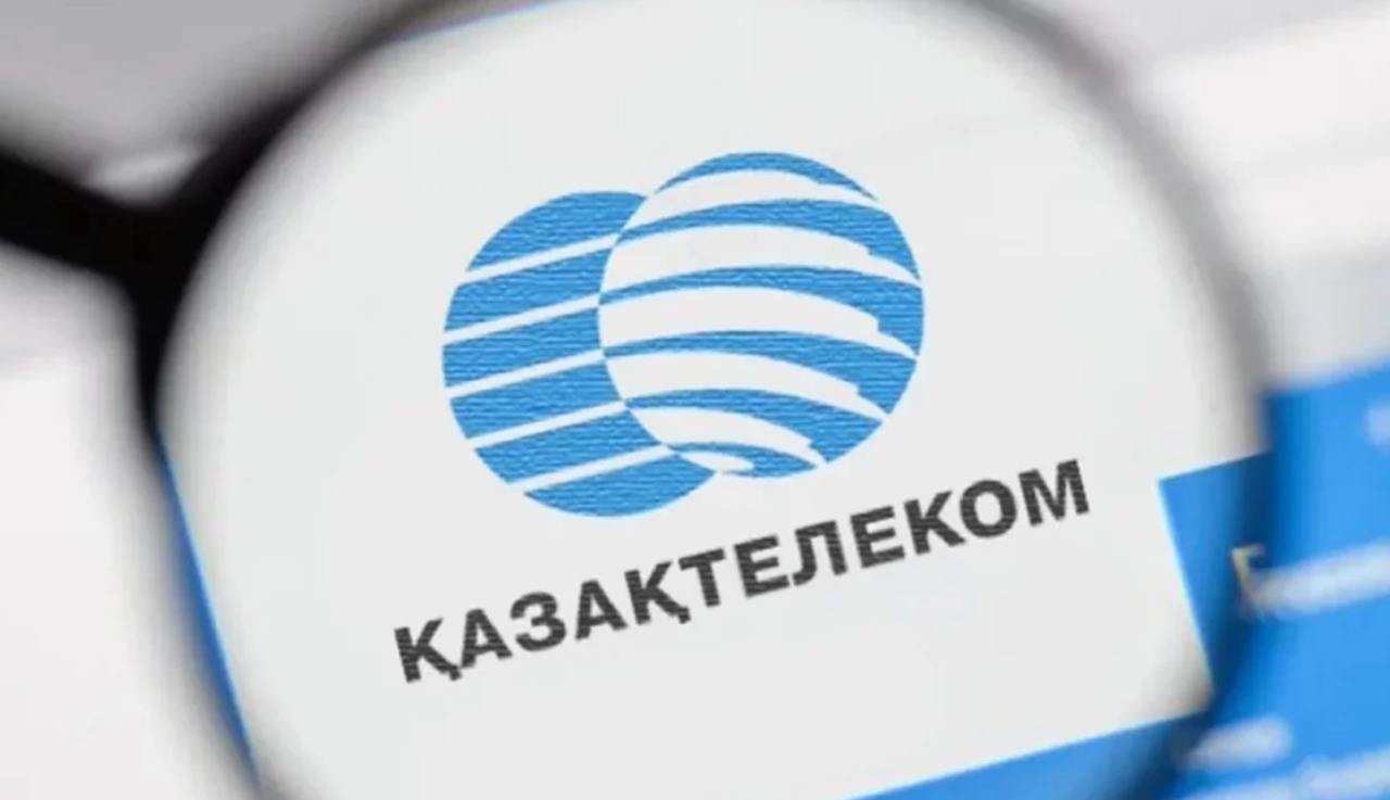 «Казахтелеком» завершил продажу Tele2 и Altel   Акционерное общество завершило сделку с катарской компанией Power International Holding  PIH  по продаже 100 % доли участия в ТОО «Мобайл Телеком-Сервис». Дата завершения сделки — 14 января 2025 года.   В феврале прошлого года в Дохе между «Казахтелекомом», PIH и фондом «Самрук-Казына» было заключено первоначальное соглашение, а в июне того же года —  окончательное соглашение о продаже мобильного оператора.   Компания «Мобайл Телеком-Сервис», известная брендами Altel и Tele2, насчитывает около 2000 сотрудников и управляет более чем 140 розничными магазинами.   Напомним, Министерство национальной экономики внесло поправки в проект постановления кабмина «О некоторых вопросах приватизации на 2021–2025 годы». Как следовало из документа, «Казахтелеком» должен был передать в конкурентную среду дочернюю компанию «Мобайл Телеком-Сервис».   В своё время нацкомпания приобрела операторов Tele2 и Altel за 255 млрд тенге. В пакет коммуникаций «Казахтелекома» входят также Kcell и Activ.  О том, какую сумму заплатил катарский холдинг, мы писали ранее.  • Фото: Gov.kz.