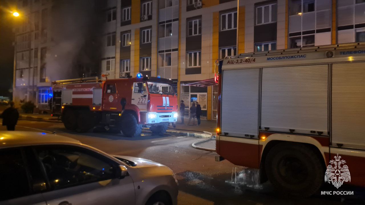 МЧС России: в Красногорске ликвидировано открытое горение В поселке Нахабино на улице Королева произошел пожар в 8-этажном жилом доме. Загорелся магазин на 1 этаже. Пожарные организовали эвакуацию жильцов и тушение. Из подъезда эвакуировали 50 человек, из них 15 детей. Пожар на 80 квадратах локализовали 18 сотрудников МЧС России и 4 единицы техники. ликвидировано открытое горение. UPD: пожар полностью потушен, пострадавших нет.