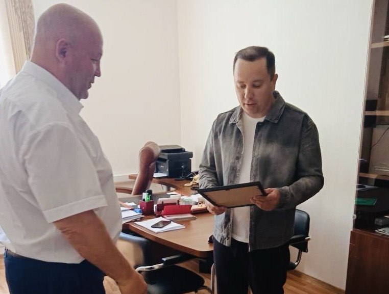 Читинец получил благодарственное письмо за спасение тонущей девушки Житель Читы Александр Волчек получил благодарственное письмо от городского управления ГО и ЧС. Он спас тонущую 18-летнюю девушку. По данным управления ГО и ЧС недавно 18-летняя девушка Татьяна отдыхала на водоёме и решила поплавать. Она начала тонуть, но её спас читинец Александр Волчек, который проезжал мимо. Он грамотно оценил обстановку и смог вытащить тонущую девушку из воды. «Начальник управления по делам ГО и ЧС городского округа «Город Чита» Александр Щеглов сердечно поблагодарил мужественного земляка за спасение девушки и пожелал ему и близким удачи и счастья», - говорится в сообщении. тг-канал 18+ городской администрации ChitaMedia Забайкальский край
