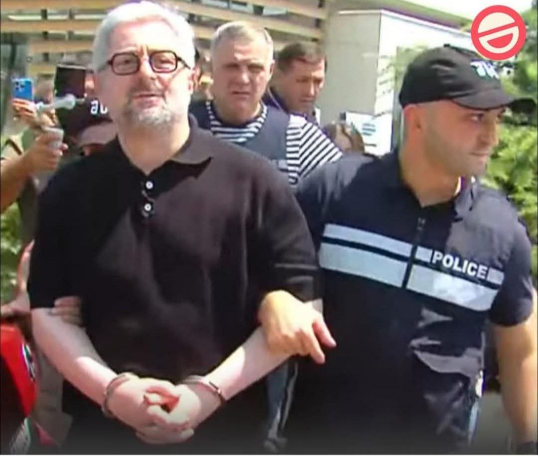 Суд Грузии арестовал экс-генпрокурора Нику Гварамия из-за отказа сотрудничать с комиссией, расследующей преступления власти периода президентства Михаила Саакашвили. Ранее суд обязал Гварамия внести залог, который не был внесён в установленный срок. Отказ от дачи показаний парламентской комиссии может повлечь наказание в виде лишения свободы сроком до одного года. Парламентская комиссия по итогам работы планирует обратиться в Конституционный суд с требованием признать оппозиционную партию «Единое национальное движение» неконституционной. Правящая партия заявляет, что намерена добиться запрета и других политических сил, связанных с ЕНД.