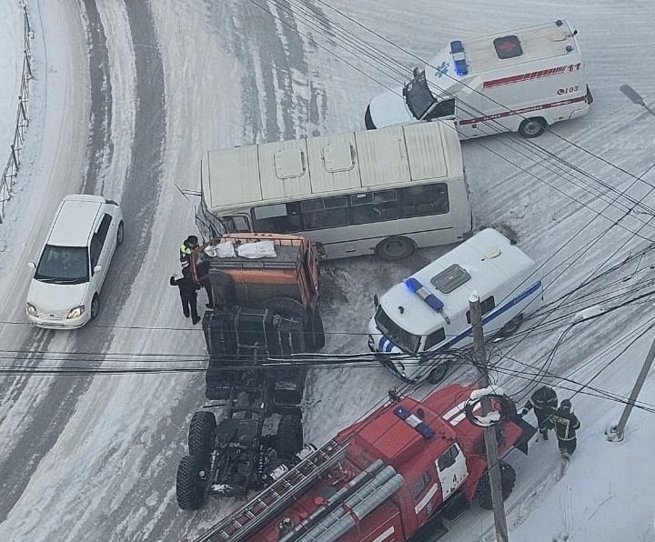 В Якутске после столкновения «КамАЗа» и автобуса №41 пострадали 14 человек    Сегодня примерно в 16 часов 20 минут на перекрестке улиц Билибина — Уустах Избекова Якутска произошло ДТП с пострадавшими. Водитель «КамАЗа», двигаясь со стороны улицы Билибина, на перекрестке улиц при повороте налево не пропустил маршрутный автобус №41.   «ПАЗик» двигался со стороны улицы Уустах Избекова. В результате столкновения пострадали 13 пассажиров и водитель 41-го маршрута. Людям оказывается необходимая медпомощь. На месте ДТП работает оперативная группа и сотрудники ГАИ.