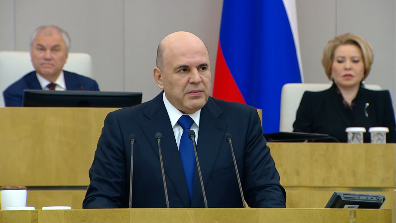 С этого года родители двух и более детей смогут оформить новую меру поддержки семейную налоговую выплату Об этом заявил премьер министр России Михаил Мишустин в ходе отчёта о работе Правительства в Госдуме Право на выплату получат работающие родители двух и более детей чей доход составляет меньше полутора прожиточных минимумов в регионе НДФЛ для таких семей за 2025 год пересчитают по льготной ставке 6 а разницу вернут Приём заявлений начнётся уже в июне отметил Михаил Мишустин Также по поручению Президента Правительство продолжает совершенствовать систему социальной защиты в том числе для семей с детьми Что уже сделано семьи с низкими доходами могут получать единое пособие в два раза увеличили стандартные налоговые вычеты на детей На второго ребёнка до 2 8 тыс рублей на третьего и последующих до 6 тыс рублей материнский капитал и социальные пособия регулярно индексируют для женщин обладающих званием Мать героиня установили дополнительные права и льготы увеличили размер пособий по беременности и родам для студенток очных отделений вузов и колледжей научных организаций в страховой стаж теперь включают все периоды ухода за детьми до полутора лет Подписывайтесь на канал Кировской области в MAX