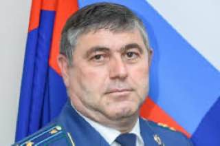 Бывший зампрокурора Кабардино-Балкарии Азрет Кадыров обжаловал заочный арест. Заочно арестован бывший заместитель прокурора Кабардино-Балкарской Республики Азрет Кадыров был по обвинению в легализации денежных средств и особо крупном мошенничестве. По данным следствия, бывший сотрудник надзорного ведомства незаконно оформил на свою сестру 6 тыс. кв. м земли в национальном парке «Приэльбрусье» для строительства санатория. Для этого он обязал администрацию заключить с ней договор купли-продажи участка всего за 450 тысяч рублей, в то время как кадастровая стоимость земли составляла 8,4 миллиона. Ларису Кадырову задержали и отправили в СИЗО в сентябре прошлого года. В марте 2025-го МВД объявило в розыск Азрета Кадырова, а также его вероятного сообщника - бывшего заместителя председателя Верховного суда Кабардино-Балкарии Мурата Эфендиева. Позже СМИ сообщили о задержании экс-прокурора. Кадыров работал в органах с 2011 года. Заместителем прокурора КБР его назначили 8 февраля 2022 года. В 2024-м его уволили.