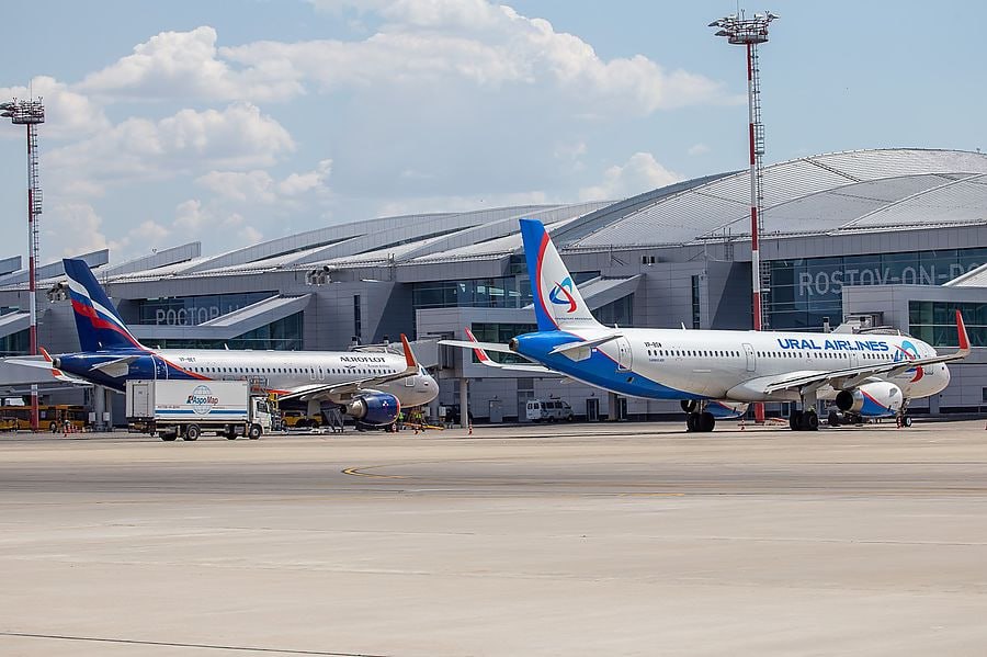 Слюсарь аэропорт Платов может открыться до конца 2025 года Губернатор Ростовской области Юрий Слюсарь выразил надежду на возобновление работы международного аэропорта Платов до конца этого года Об этом он заявил во время рабочей встречи с представителями Беларуси в Минске По словам губернатора открытие воздушной гавани позволит активизировать сотрудничество между регионами в том числе возобновить взаимные бизнес миссии Замгубернатора Алена Беликова уточнила что авиакомпания Азимут готова сразу возобновить прямые рейсы между Ростовом на Дону и Минском после открытия Платова domostroyrf