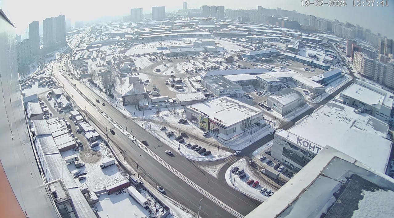 Красноярск снова возглавил рейтинг городов России с самым грязным воздухом.  В рейтинге проекта IQair Красноярск находится на первом месте по грязному воздуху среди городов России, которые подключены к этому сервису.  По данным сервиса Nebo.Live, сильные загрязнения наблюдаются во всех районах города. Хуже всего ситуация наблюдается на Норильской, Железнодорожников, Красной Армии, Маерчака, Декабристов, Авиаторов и Судостроительной.  Еще воздух загрязнен на Свердловской, Петра Подзолкова, Регатной, Елены Стасовой и Ярыгинской набережной.  Датчики минэкологии края горят красным и фиксируют превышения на постах в Покровке, Северном, Солнечном и на улице Павлова.   В соцсетях красноярцы высказывают негодование и считают, что жителям города нужно доплачивать за вредность.  «Доколе?»  «Если мы постоянно в режиме грязного воздуха и занимаем первые ряды в мировом рейтинге, тогда пусть делают каждому жителю доплату за вредность»  «Настолько все плохо, что даже у экологов датчики заработали»