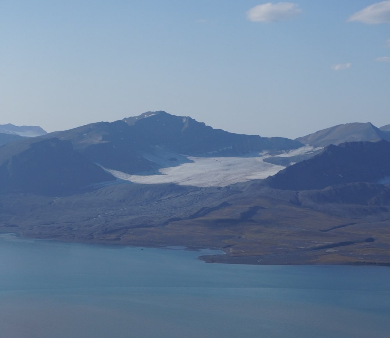 Ледник Альдегонда на Шпицбергене может исчезнуть через 30 лет Ученые ААНИИ выяснили за последние пять лет ледник Альдегонда потерял около 20 своей массы Его толщина уменьшилась на 10 метров и сейчас в среднем составляет 39 метров Причина резкое потепление в Арктике В последние годы здесь зафиксированы одни из самых теплых температур за всю историю наблюдений Если таяние продолжится такими же темпами ледник может полностью исчезнуть уже через три десятилетия По словам ученых такого быстрого сокращения ледников на Шпицбергене не было как минимум последние 4 тысячи лет Фото Ульяна Прохорова AARI