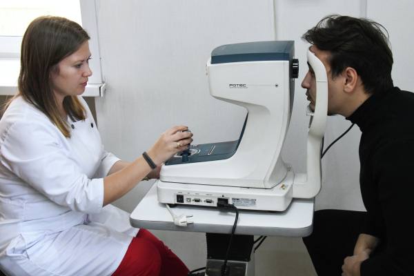 Офтальмолог предупредила о риске постоянного использования сосудосуживающих препаратов Длительное применение эстетических средств может нанести серьёзный вред здоровью Речь идёт о сухости и усугублении инфекционных состояний Все лекарства должны назначаться врачом подчеркнула в беседе с радиостанцией Говорит Москва врач офтальмолог высшей категории доктор медицинских наук Татьяна Шилова Когда мы говорим о каплях для эстетической составляющей мы должны понимать что как правило это сосудосуживающие капли И они наносят больше вреда чем пользы Потому что длительное воздействие таких препаратов ведёт к тому что глазная поверхность ещё больше высыхает возникают трофические нарушения то есть нарушения питания и глазной поверхности и внутриглазных структур Кроме того они могут усугубить состояние инфекций если пациент начинает их капать на фоне допустим покраснения глаз расценивая это состояние как просто синдром сухого глаза или просто зрительного утомления Поэтому ни в коем случае это делать нельзя И даже препараты для увлажнения нужно использовать по рекомендации офтальмолога http govoritmoskva ru news 479256