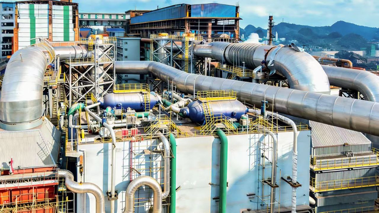 20 декабря в Гуйчжоу компанией Liupanshui Shougang Shuigang Group была успешно отгружена первая в мире коммерческая установка для генерации диоксида углерода которая является частью проекта технологии производства тепловой энергии на диоксиде углерода Super Carbon One Установка может вырабатывать более 70 млн кВтч электроэнергии в год Когда температура превысит 31 гр по Цельсию и давление поднимется более чем до 73 атм углекислый газ перейдет в сверхкритическое состояние Плотность углекислого газа в этом состоянии близка к плотности жидкости что делает его способным накапливать больше энергии чем традиционные способы Вязкость углекислого газа в сверхкритическом состоянии очень низкая близкая к газовой что означает что сопротивление потоку меньше В отличие от фазового преобразования воды и пара углекислый газ во время цикла всегда находится в сверхкритической одиночной фазе которую можно непосредственно нагревать и расширять для выполнения работы Процесс проще а скорость реакции выше отмечает автор тг канала Энергия Китая  Спасибо за Ваш голос Энергия Китай