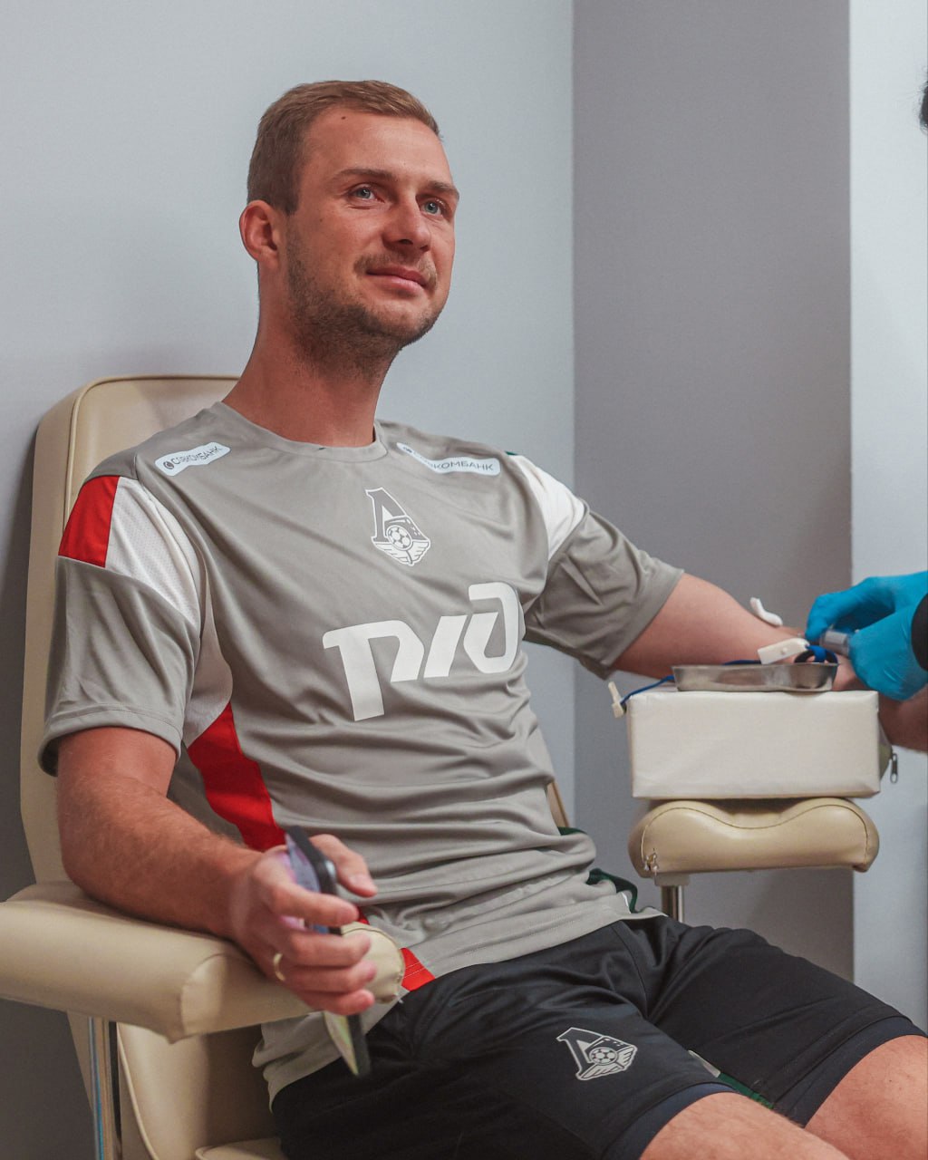 Баринов который может перейти в ЦСКА проходит медосмотр с Локомотивом Капитан Локомотива Дмитрий Баринов сегодня вместе с командой проходит медицинский осмотр после отпуска Ранее стало известно что ЦСКА ведет переговоры о переходе полузащитника в зимнее трансферное окно В понедельник Баринов как и остальные игроки Локомотива присутствовал на углубленном медицинском обследовании в клинике спортивной медицины Лужники Баринов и Локомотив прекратили переговоры по новому контракту Действующее соглашение 29 летнего футболиста с железнодорожниками истекает летом 2026 года