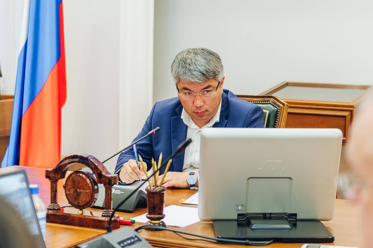 В Бурятии планируют ввести обязательное чипирование коров и лошадей Поправки в законодательство по обязательному чипированию крупнорогатого скота и лошадей поручил проработать Глава Бурятии Алексей Цыденов Такое обязательство для владельцев КРС планируется ввести в связи с ростом дорожно транспортных происшествий с участием крупных сельхозживотных Кони и КРС должны пройти обязательное чипирование Если скот будет находиться где то на самовыгуле без чипа он будет изыматься без права возвращения обратно владельцу Минсельхозпрод Бурятии прошу отработать совместно с Народным Хуралом данную инициативу и представить в ближайшее время подчеркнул в ходе пленарного совещания 15 декабря Алексей Цыденов Глава Бурятии отметил что подойти к введению новых правил необходимо при непосредственном участии районов При подготовке законодательной инициативы предварительно поручено провести во всех муниципальных образованиях сельские сходы Отметим с начала текущего года на дорогах республики зарегистрировано 129 наездов на животных По информации ВСЖД по состоянию на 10 декабря этого года произошло 87 случаев наезда железнодорожного транспорта на сельхозживотных в 2024 году было зарегистрировано 69 наездов